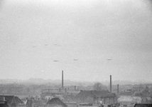 831507 Afbeelding van enkele Amerikaanse B-17 vliegtuig in het luchtruim boven de stad Utrecht in verband met de ...